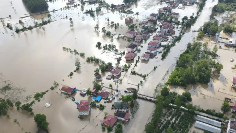 Schimbările climatice dublează riscul de inundaţii precum cele care au lovit recent Europa Centrală şi de Est - raport