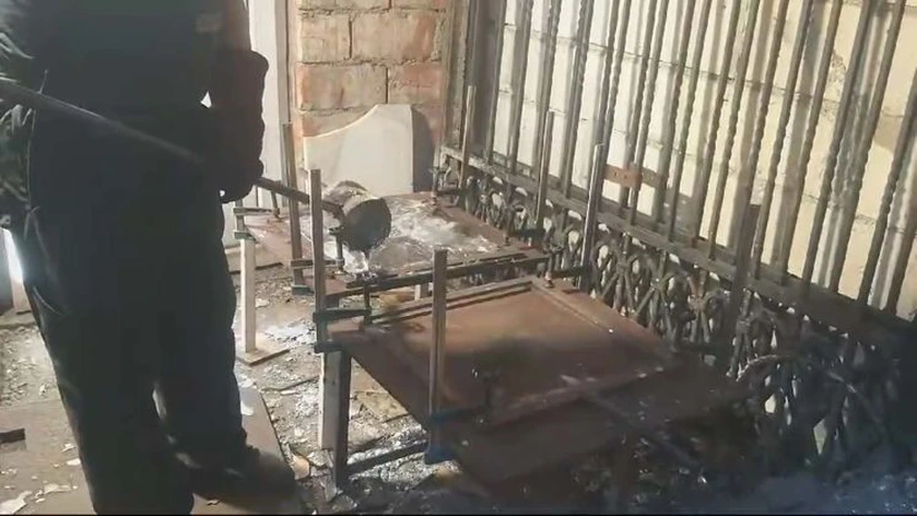 Regii romilor din Sibiu, verificați de Garda de Mediu pentru că topeau plumb în curte