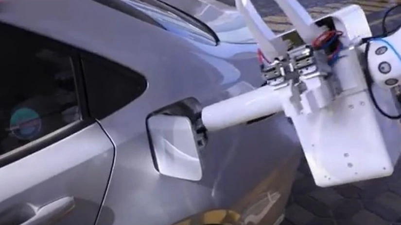 A apărut robotul care îți face plinul mașinii la benzinărie VIDEO