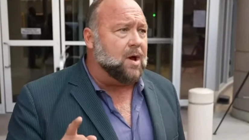 Justiția americană a aprobat vânzarea activelor conspiraționistului Alex Jones pentru plata victimelor teoriilor sale halucinante. El va putea însă să-și păstreze casa