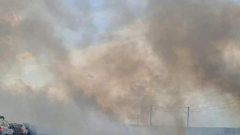 Update 2: Circulația a fost reluată. Incendiu de proporții pe Autostrada Soarelui. Circulația a fost oprită pe sensul către București din cauza vizibilității reduse. Circulația feroviară a fost întreruptă în zonă