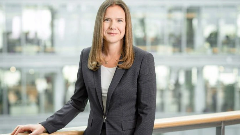 Va continua Petrom să accelereze pe “verde” când giganții petrolieri ai lumii pare că se întorc la fosil? Ce spune CEO-ul Christina Verchere