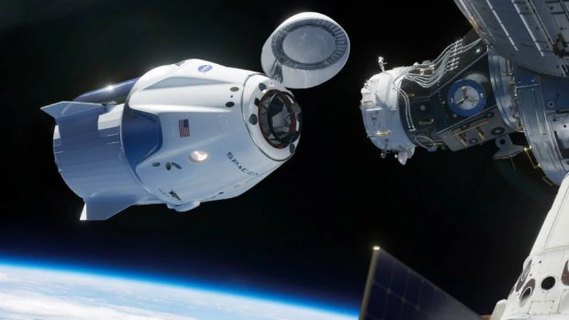 O misiune SpaceX va survola polii Pământului cu patru astronauți la bord