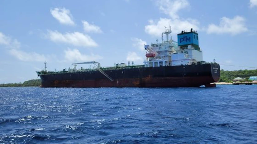 Un petrolier care transporta 1,4 milioane de litri de petrol s-a răsturnat în largul capitalei filipineze Manila