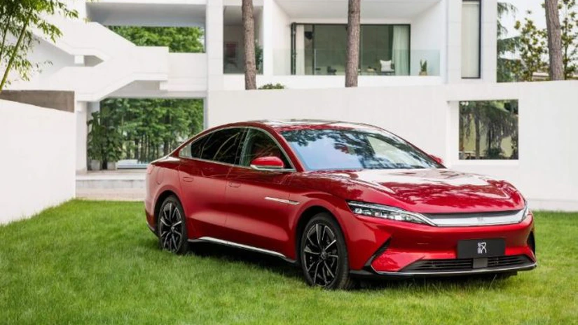 Pentru a ocoli taxele impuse în UE mașinilor electrice chinezești, producătorii se concentrează pe mașinile hibride