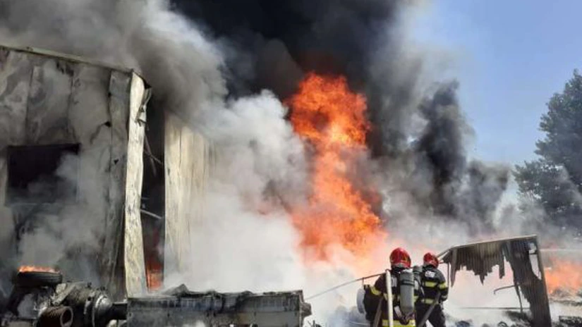 Vâlcea: Incendiu de proporții la o fabrica de mase plastice din Mihăești. Un pompier a leșinat