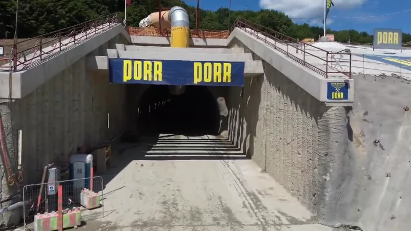 Autostrada Sibiu - Pitești: Porr a ajuns la un stadiu de peste 43% pe secțiunea 4. Au fost excavați peste 1.400 de metri din tunelul Momaia