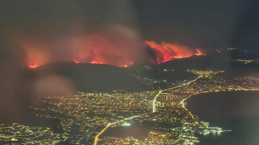 Incendii în Grecia: Turcia trimite două avioane şi un elicopter