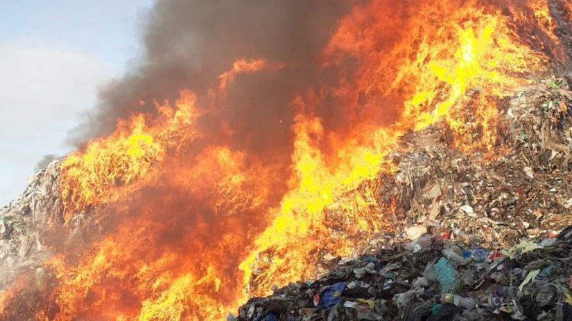 Două focare fără flacără, monitorizate în urma incendiului de pe platforma Oltchim