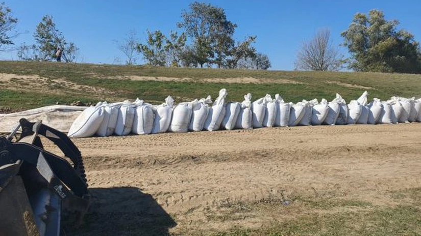 ANAR construiește diguri provizorii din sute de saci cu nisip în zonele Ciocăneşti şi Baital de pe braţul Borcea din judeţul Călăraşi