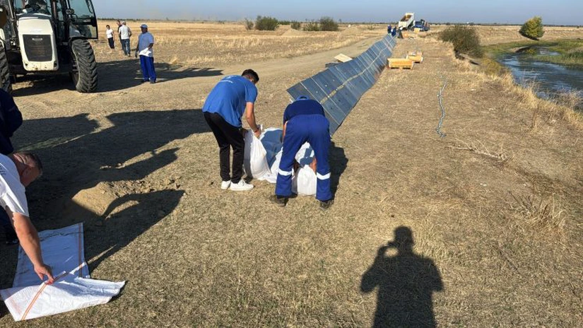 Echipele ANAR au umplut mii de saci de nisip şi au pregătit utilajele de intervenţie. Debitul maxim al Dunării ar putea atinge 8.000 mc/s, dar nu va depăşi 9.000 mc/s, în zilele următoare