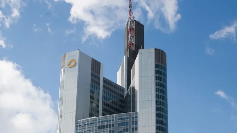 Commerzbank anunţă concedieri masive şi îmbunătăţeşte obiectivele financiare. Numărul angajaţilor va fi menţinut după ce vor fi efectuate angajări în afara Germaniei