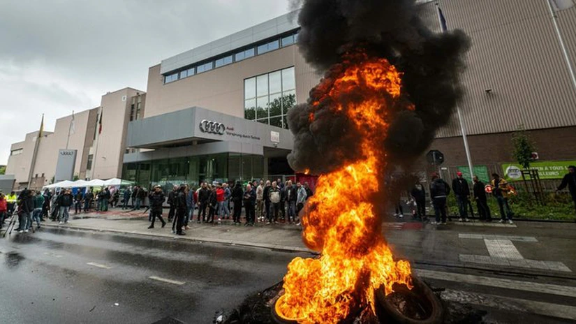 Proteste violente la Bruxelles - Mii de oameni au aruncat cu petarde şi au blocat străzile. O fabrică Audi s-ar putea închide