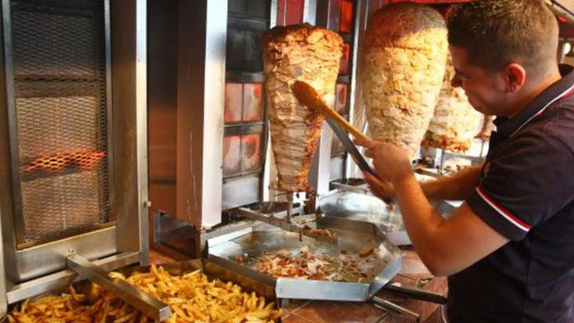 Amendă de la ANPC pentru un celebru lanţ fast-food din Bucureşti