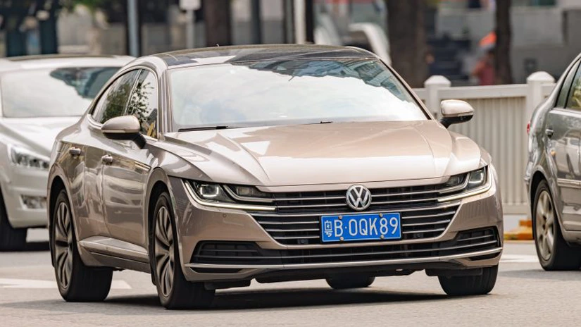 Încetinirea economiei chineze duce la scăderea vânzărilor pentru Volkswagen și Porsche