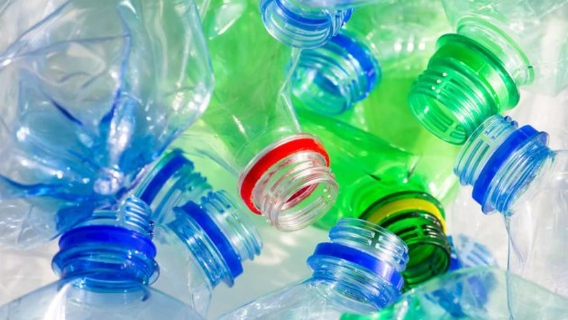 Micii comercianți reciclează „la gri” PET-urile. Strâng sticlele de la clienți pentru a le returna ulterior la supermarketuri
