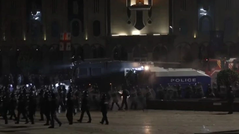 A doua zi de proteste în Georgia după ce Guvernul a anunțat înghețarea negocierilor de aderare la UE. Poliția a intervenit în forță cu gaze lacrimogene și tunuri cu apă