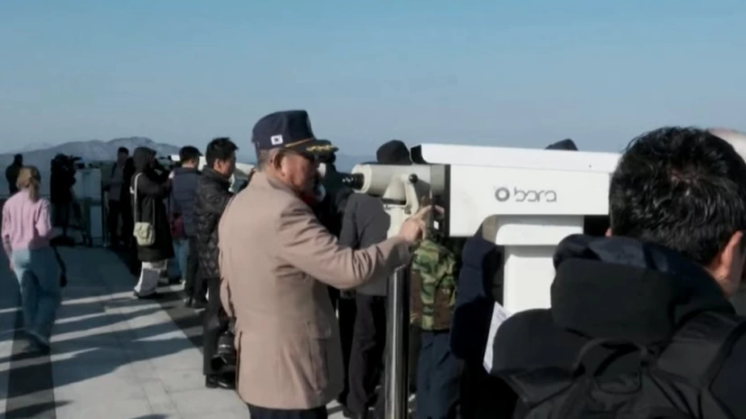 O cafea Starbucks savurată la ultima frontieră a Războiului Rece. Celebrul lanț american a deschis un magazin în Coreea de Sud, foarte aproape de granița cu nordul comunist (Video)