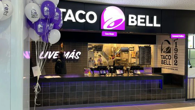 Cât câștigă un casier Taco Bell în București. Lanțul a investit 500.000 de euro într-un nou restaurant