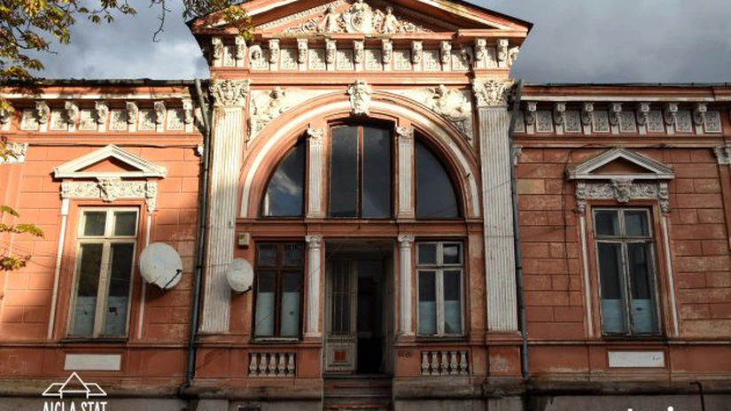 O vilă din București construită la sfârșitul secolului XIX, cu uși pictate ce omagiază mari artiști, scoasă la vânzare 1,1 milioane de euro