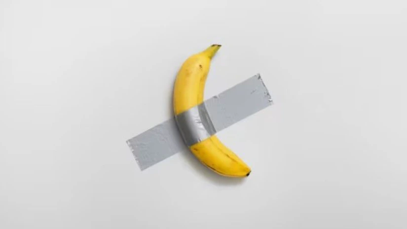 Celebra banană lipită cu bandă adezivă de un perete a fost vândută cu 6,2 milioane de dolari - Sotheby's