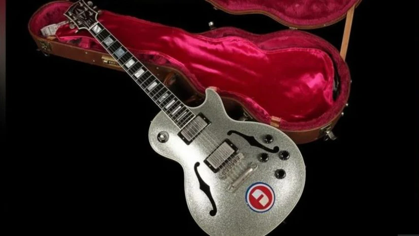 O chitară a lui Noel Gallagher de la Oasis s-a vândut cu peste 271.000 de euro la licitaţie