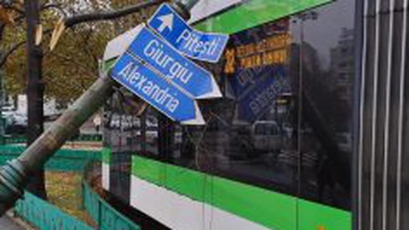 Blocaj în Bucureşti. Patru linii de tramvai sunt oprite în centrul Capitalei după ce un stâlp de iluminat a căzut în zona Unirii