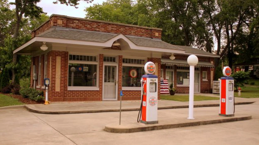 Prețul mediu al benzinei în SUA a ajuns la cel mai scăzut nivel începând din mai 2021