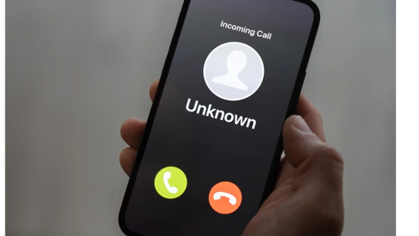Trei din zece apeluri telefonice necunoscute au fost fraude sau spam în 2023, la nivel global - analiză