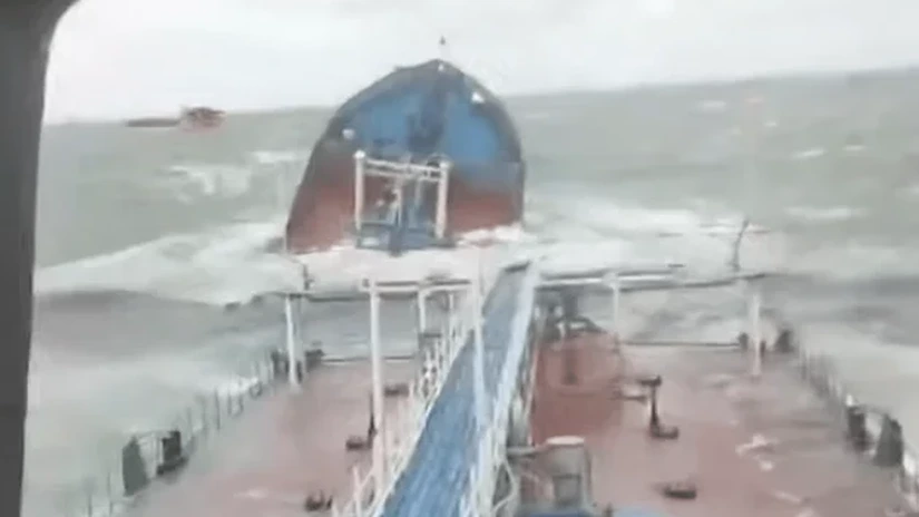 Poluare în Marea Neagră. Un petrolier rusesc s-a rupt în două iar un altul a fost avariat în urma unei furtuni, în zona strâmtorii Kerci