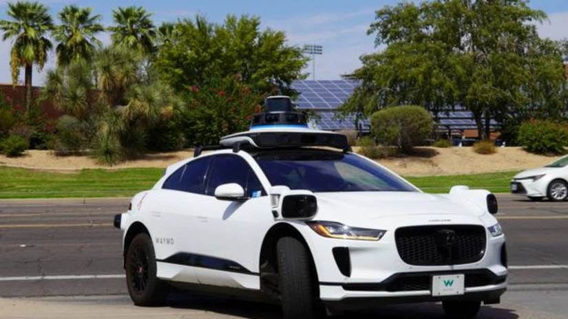 Un taxi autonom Waymo s-a învârtit minute bune în jurul destinației cu pasagerul în mașină - VIDEO