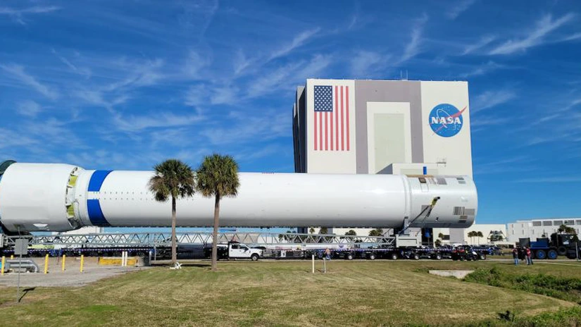 Jeff Bezos pregăteşte primul zbor al lansatorului său cu încărcătură grea
