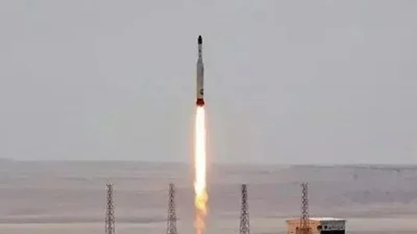 Iran anunţă că a lansat rachete controlate cu inteligenţă artificială