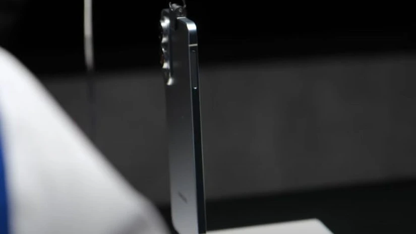 Telefonul cu care Samsung vrea să depășească Apple, un smartphone ultra-subţire