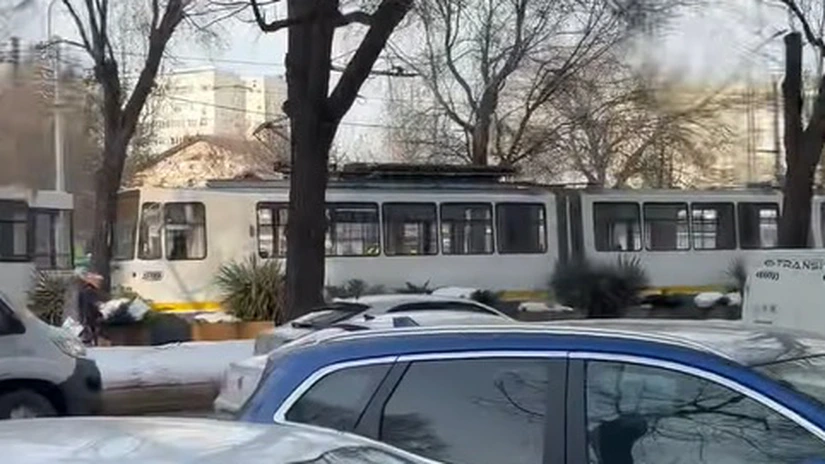 Zeci de tramvaie sunt blocate de două ore pe Bd. Camil Ressu din București
