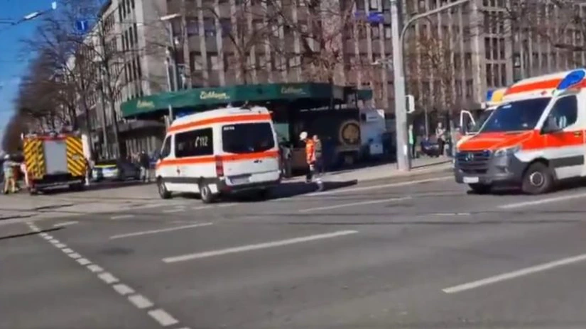 Un mort şi mai mulţi răniţi în stare gravă după ce o maşină a intrat într-un grup de persoane în Mannheim, Germania