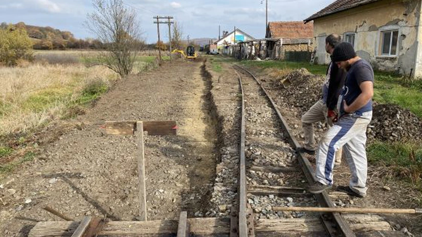 Cine sunt românii care au reparat pe banii lor o linie de cale ferată FOTO