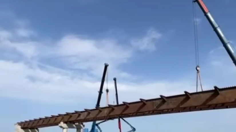 VIDEO Autostrada A7 Ploiești - Buzău: Primul tablier metalic montat pe lotul 3. Este fabricat în România cu tehnologie de ultimă generație