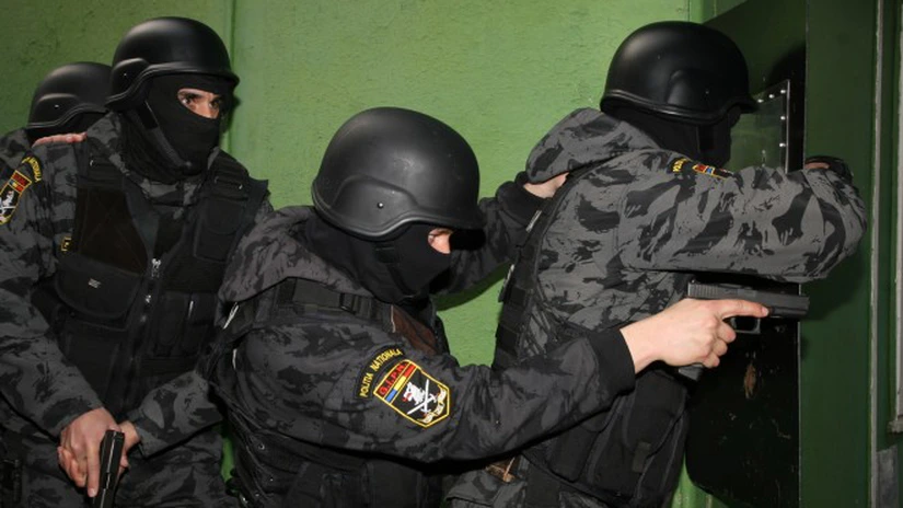 Decizie importantă de la CJUE: Un stat membru UE nu poate refuza un mandat de arestare dacă procesul penal se află încă pe rol