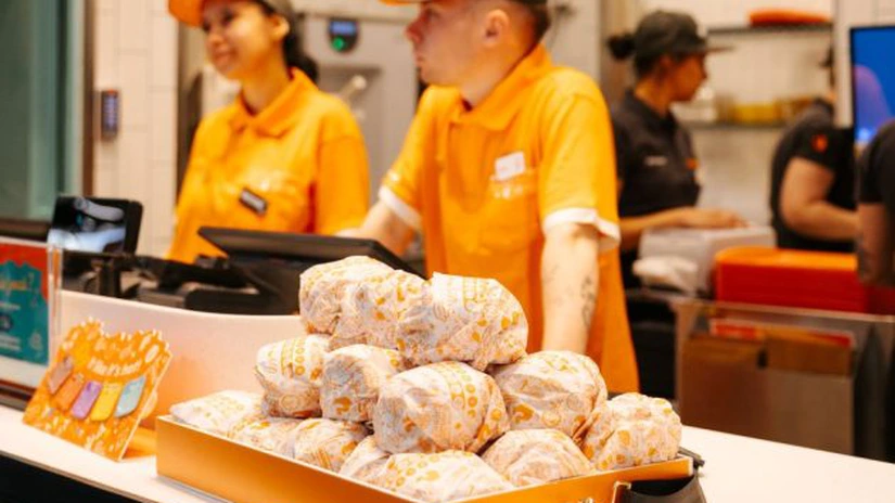 Cum se prepară puiul și cartofii Popeyes. Am intrat în bucătăria noului restaurant din Mega Mall