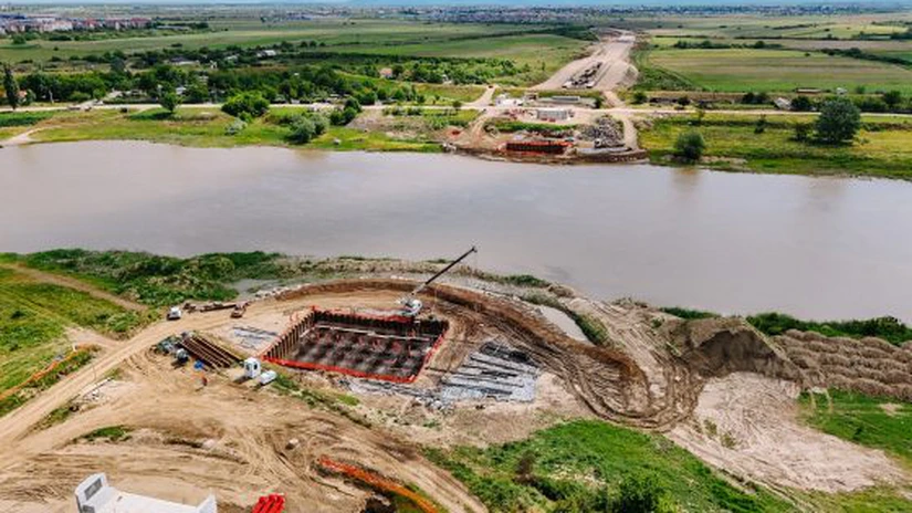 FOTO Calea ferată Caransebeș - Timișoara - Arad: Lotul 4, realizat în proporție de 15%. Se lucrează la podul peste Mureș