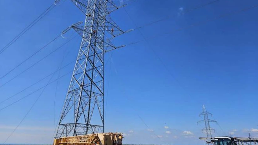 O nouă linie electrică de înaltă tensiune a fost finalizată. Lucrarea a fost făcută de firme românești