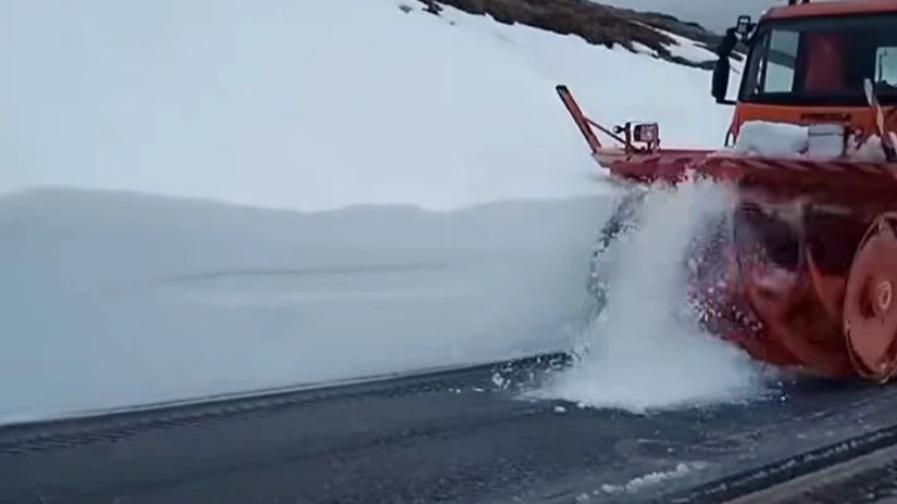 VIDEO Imagini incredibile de pe Transalpina. Cât e stratul de zăpadă acum și când se va putea circula