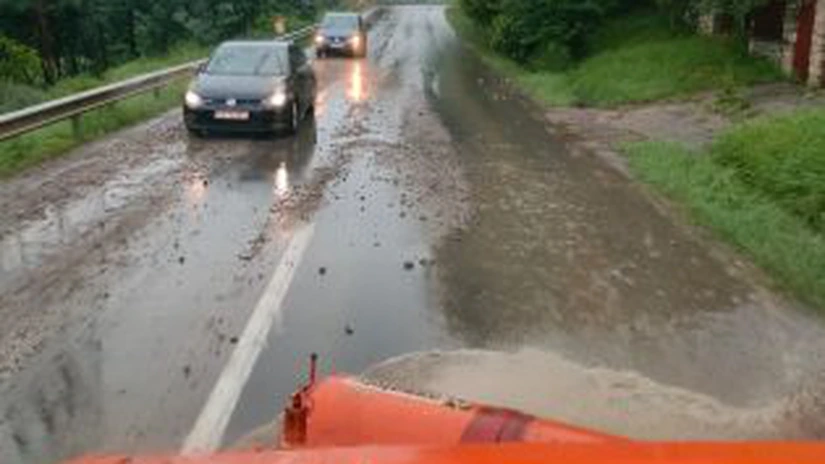Circulația pe DN10 între localitățile Ciuta și Unguriu din județul Buzău se desfășoară pe un singur fir din cauza aluviunilor de pe versanți