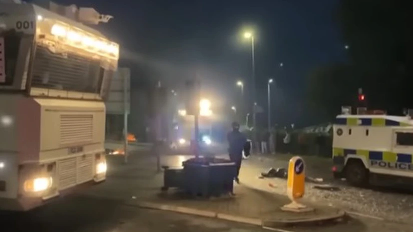 Demonstrațiile violente continuă în Irlanda de Nord. Polițiștii au fost atacați pentru a cincea noapte consecutiv