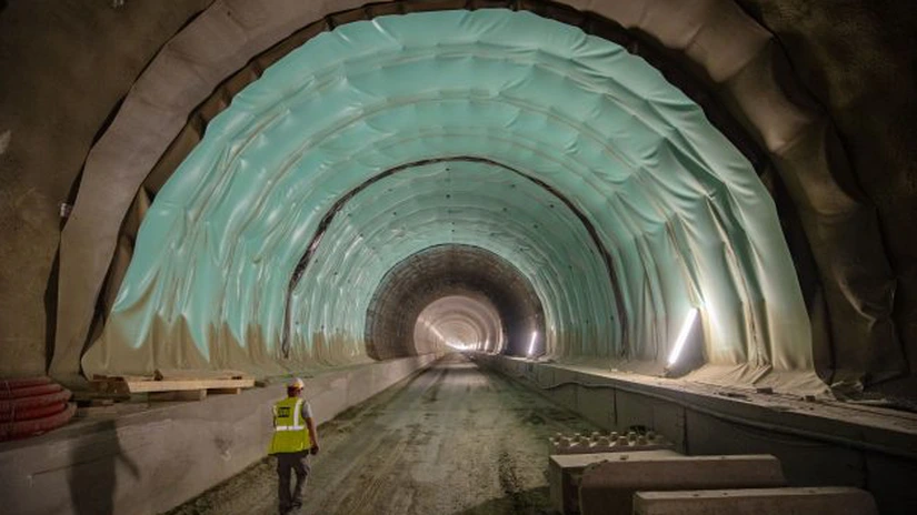 VIDEO Autostrada Sibiu-Pitești, lot 4, progres foarte bun pe primul lot care atacă munții. “Va fi gata mult mai devreme”