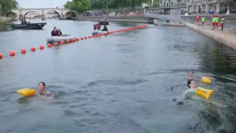 Un mare eveniment pentru Franța. La Paris s-a dat starul sezonului de scăldat în Sena, sub stricta supraveghere a salvamarilor