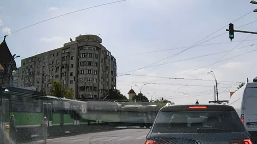 VIDEO - Accident grav în centrul Bucureștiului. 11 răniţi după ce un tramvai s-a ciocnit cu un autobuz