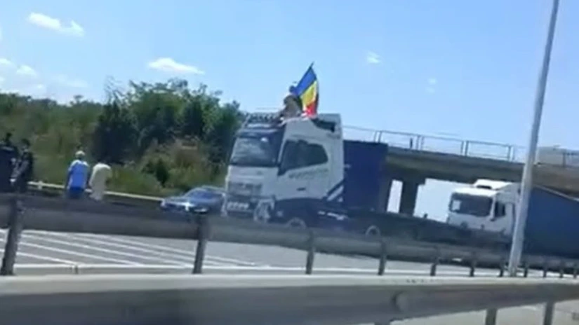 Un șofer de TIR a blocat Autostrada A1 aproape de intrarea în București. A pus camionul de-a latul drumului, în semn de protest