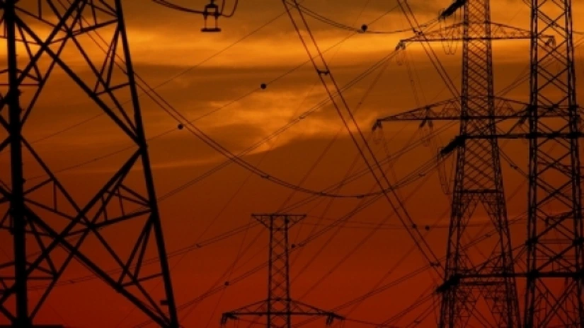 Au căzut din stâlpii unei linii electrice de 220 kV a Transelectrica